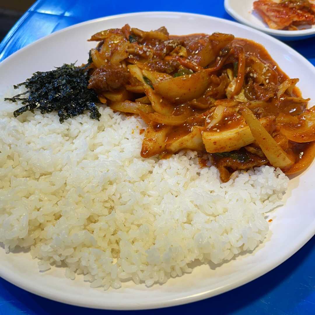 김밥천국 제육덮밥안의 칼로리와 영양정보