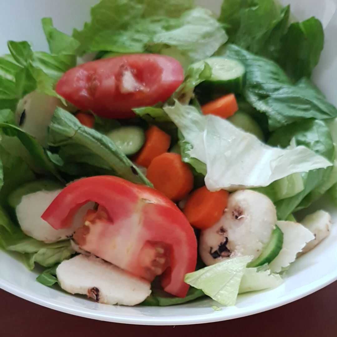 Lettuce Salad with Assorted Vegetables (Including Tomatoes and/or Carrots)