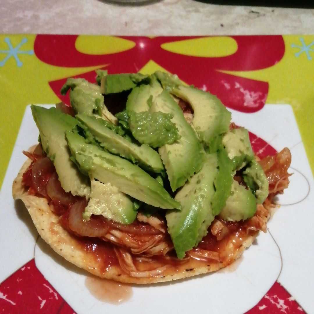 Tacos o Tostadas con Frijoles, Queso, Carne, Lechuga, Tomate y Salsa