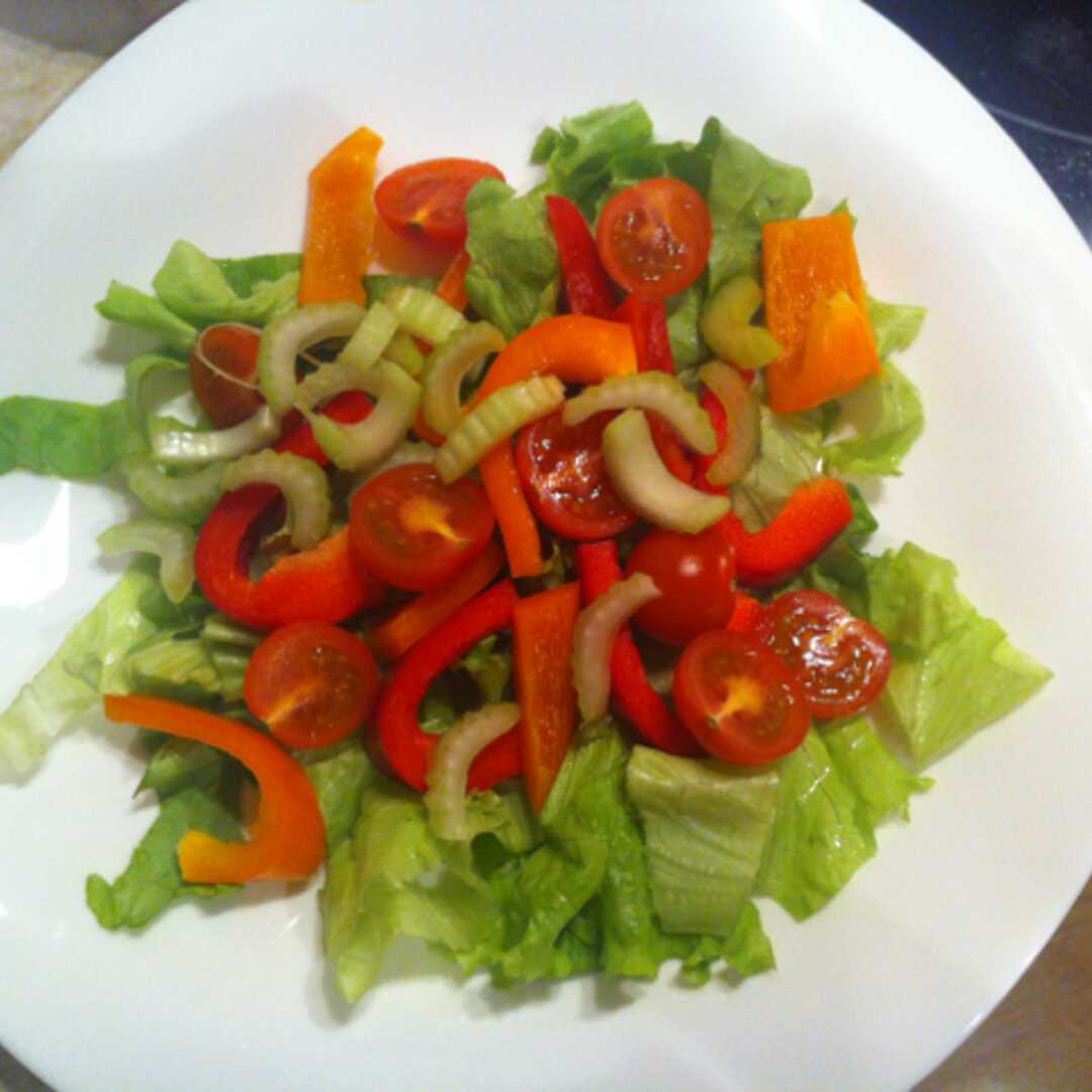 Крабовый салат с кукурузой: сколько калорий в любимом блюде