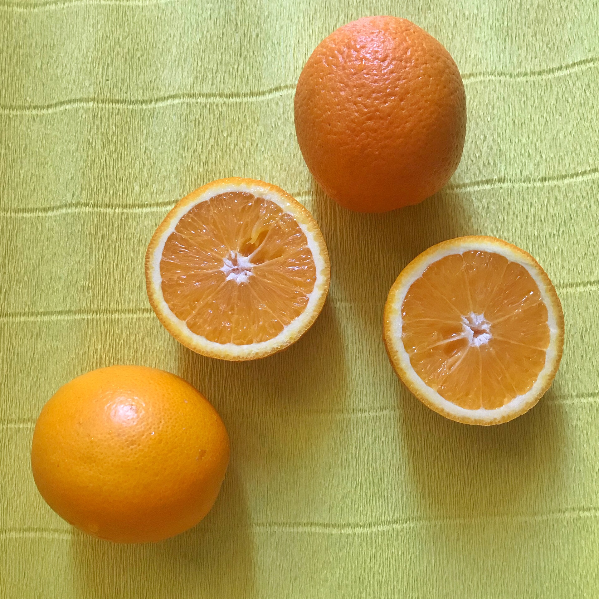 Есть три апельсина