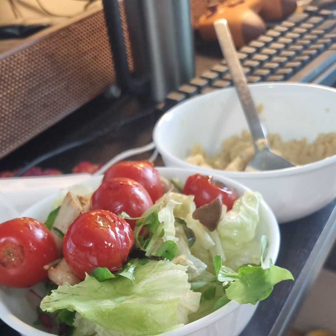 상추샐러드와 모듬야채 (토마토 및/또는 당근포함)