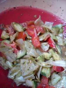 Blattsalat mit Avocado, Tomate, und / oder Möhren