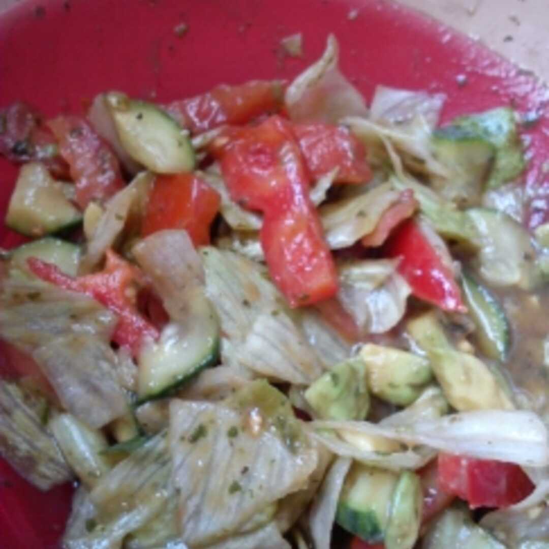 Blattsalat mit Avocado, Tomate, und / oder Möhren