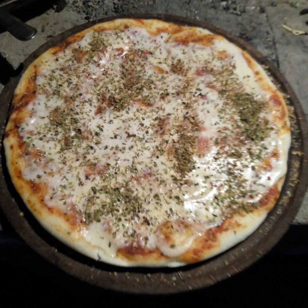 Pizza de Queso de Masa Delgada