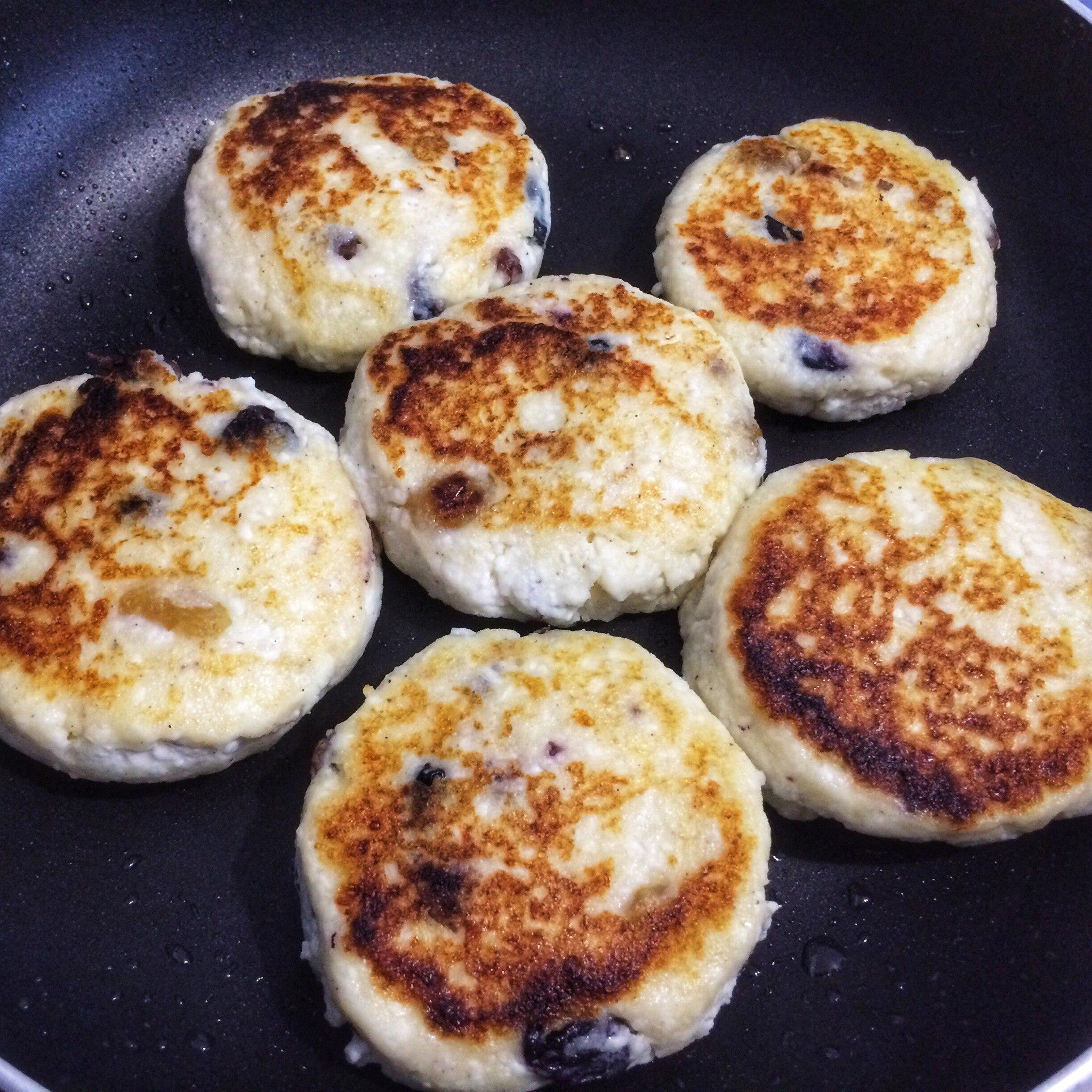 Сырники из творога на сковороде калории. Вкусняшки из творога на сковороде. Один сырник. Сырники (3 ). Жарим сырники из творога на сковороде.