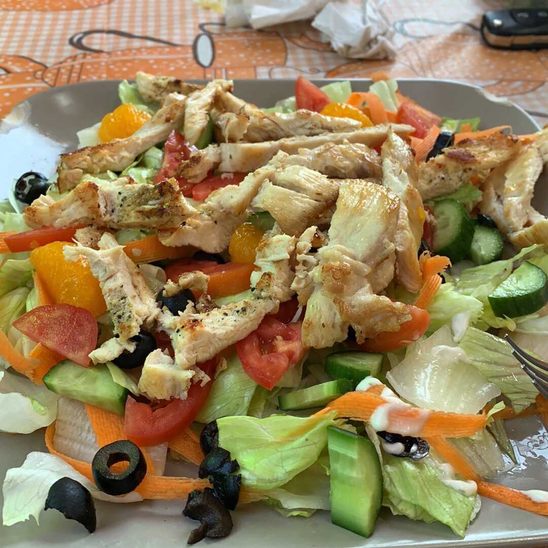 Ensalada de Pollo o Pavo (Pollo y/o Pavo, Tomate y/o Zanahorias y Otras Verduras)