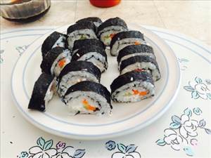 Sushi con Verduras Envuelto en Algas Marinas