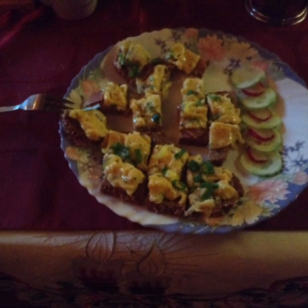 Omelett oder Rührei mit Zwiebeln, Paprika, Tomaten und Champignons