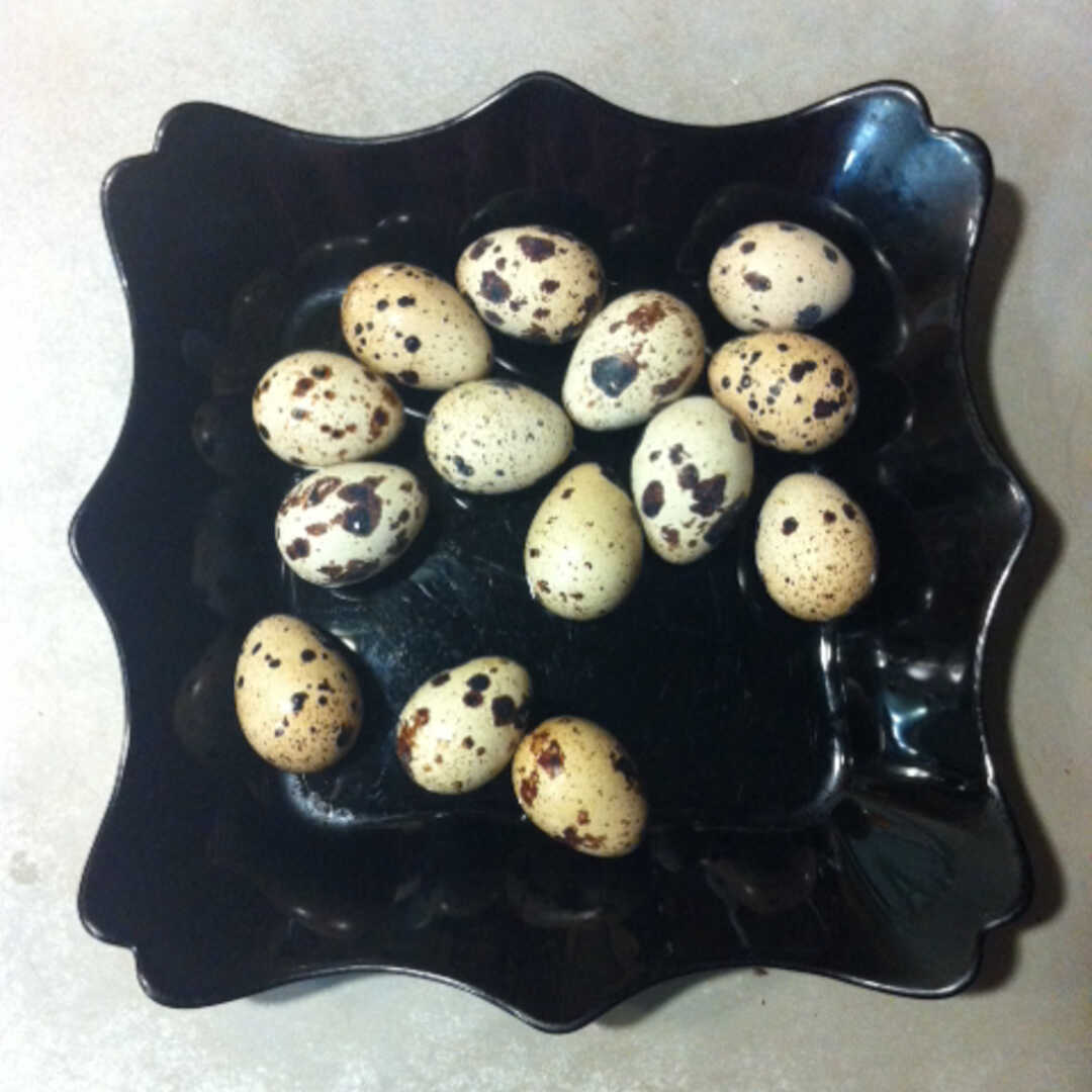 Блины на перепелиных яйцах. Яйцо перепелиное. Декоративные перепелиные яйца. Янтарь перепелиное яйцо. Поделки из перепелиных яиц.