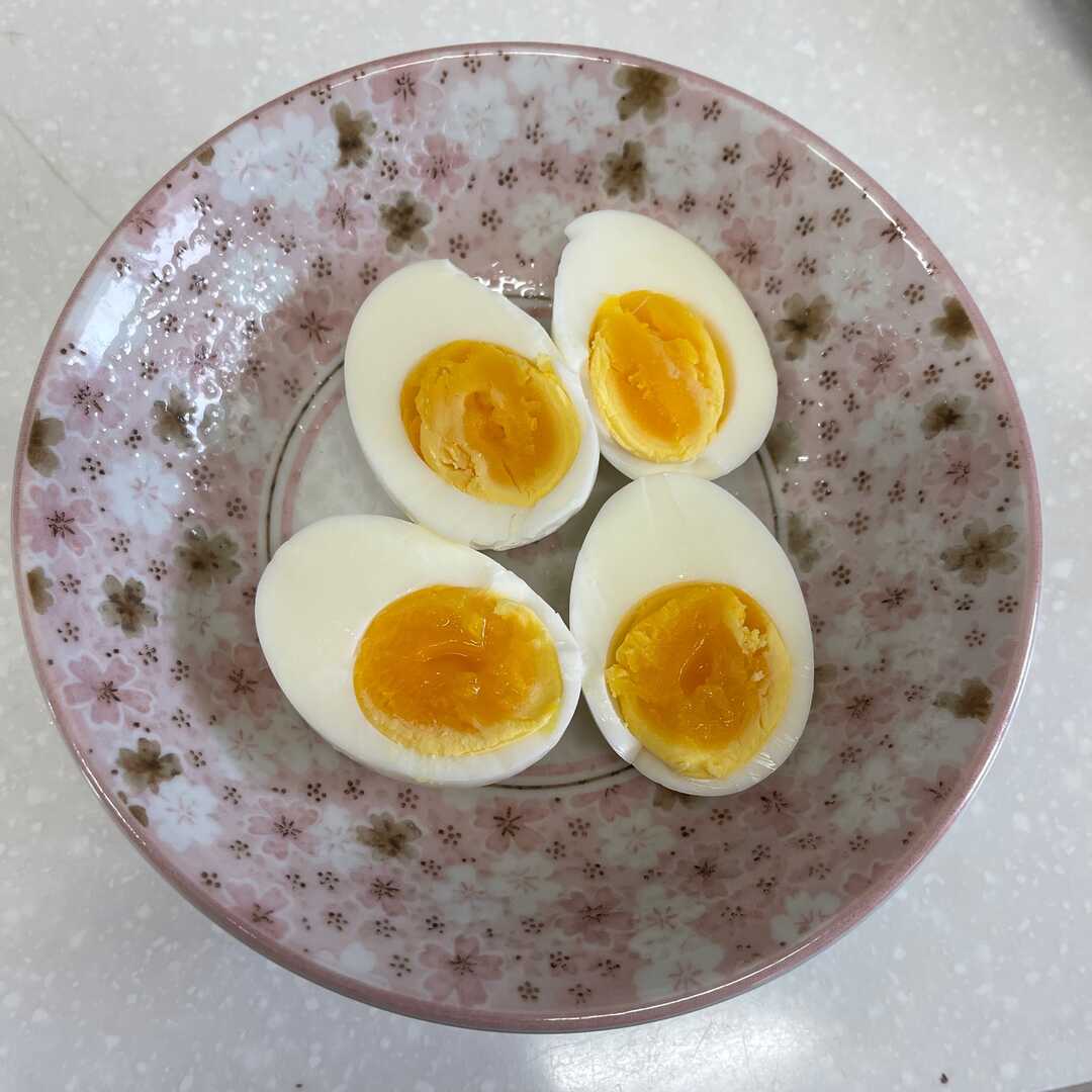 살짝 삶은 계란 (1 개 중형)안의 칼로리와 영양정보