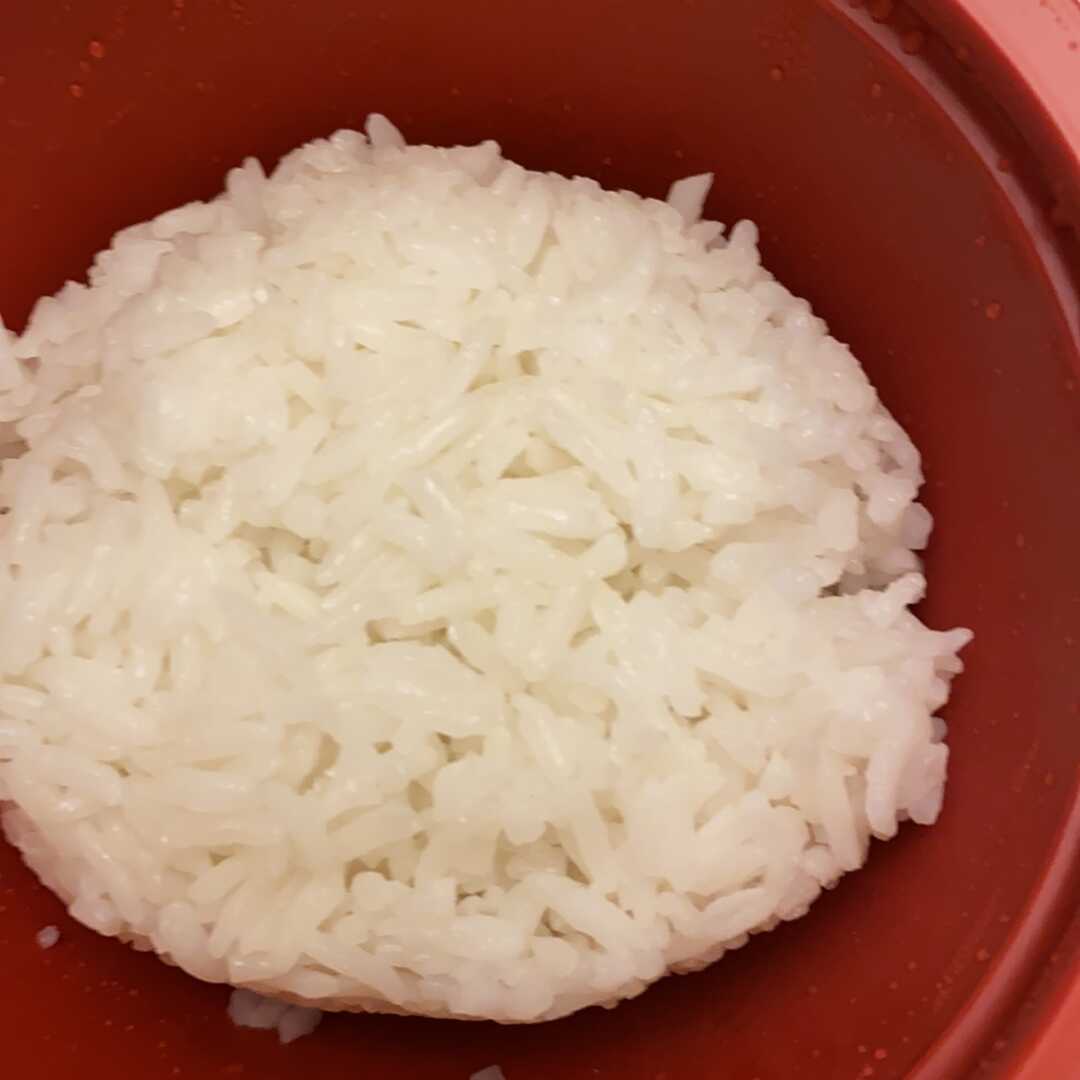 Порция риса в столовой сколько грамм. 100 Гр риса. Рис вареный. Стандартная порция риса. Вареный рис на Красном фоне.