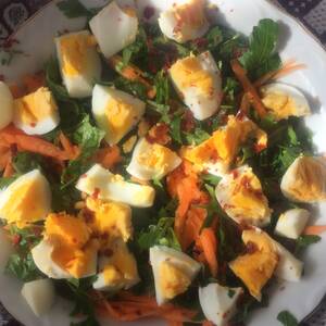 Yumurtalı, Domatesli ve/veya Havuçlu Marul Salatası