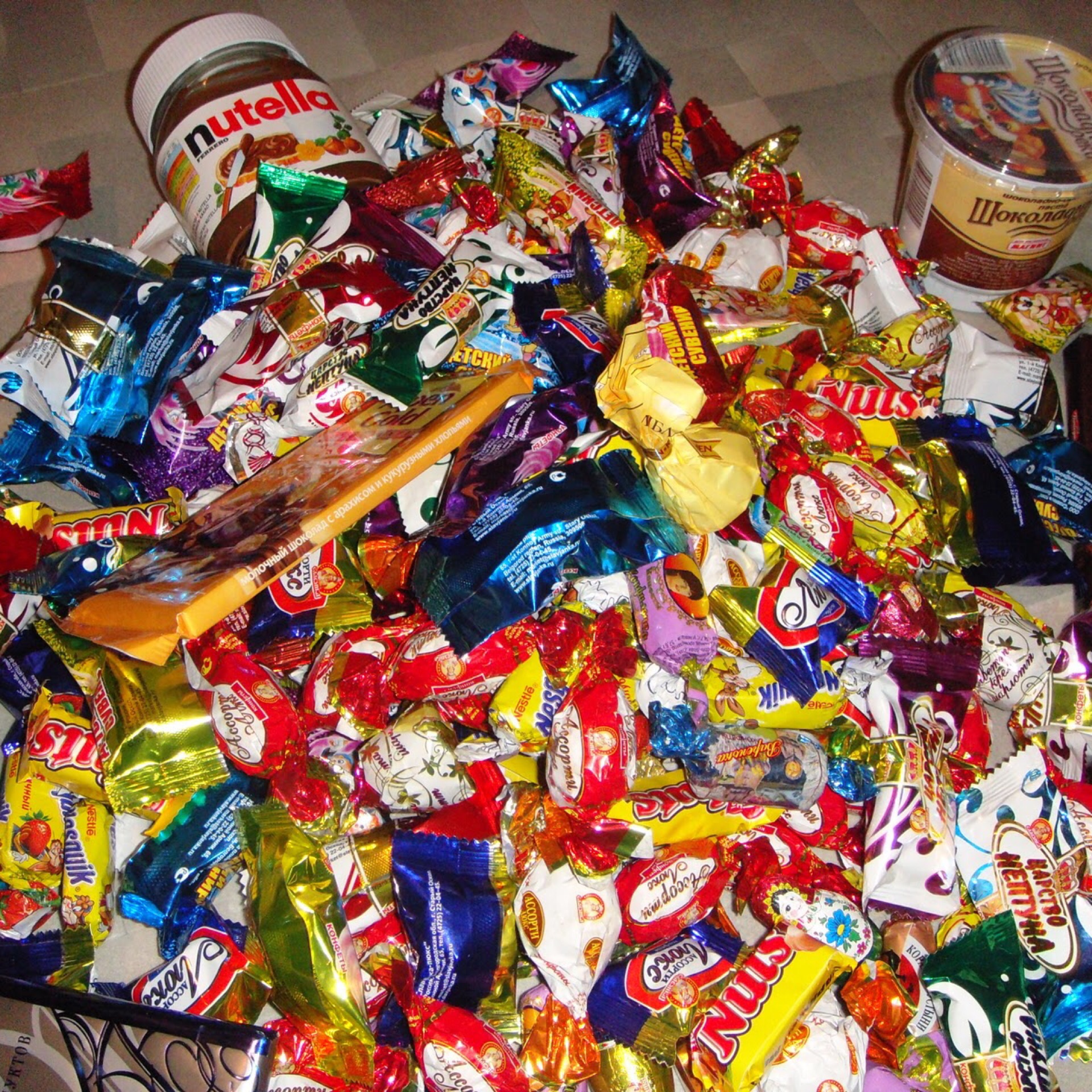 Куча конфет и сладостей. Много конфет. Конфеты ассортимент. Очень много конфет. Много вкусняшек.