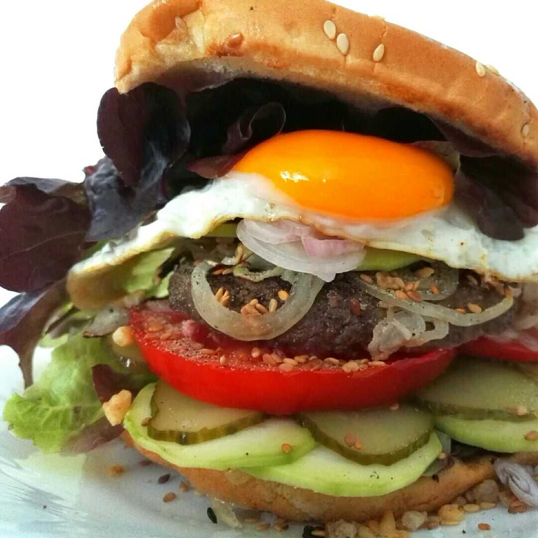 Hamburger Large avec Des Condiments et Légumes