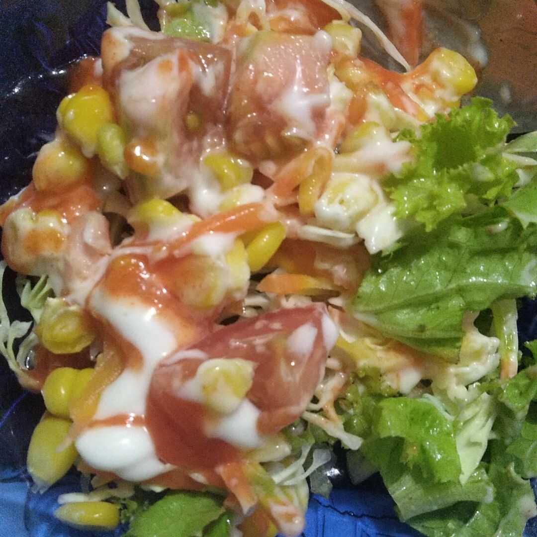 Salad Selada dengan Berbagai Macam Sayuran (Termasuk Tomat dan / atau Wortel)