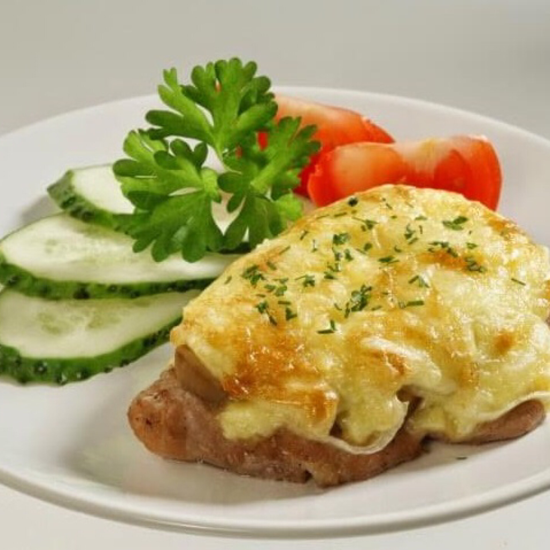 Отбивные из фарша в духовке. Мясо с сыром в духовке. Мясо по французски корейка. Отбивная с грибами и сыром. Эскалоп куриный.