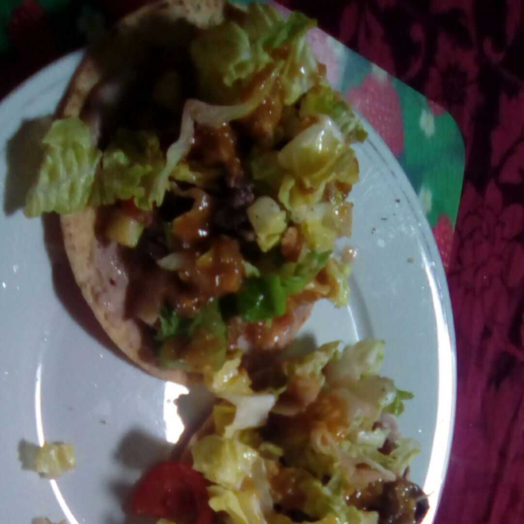 Tacos o Tostadas con Carne de Res, Lechuga, Tomate y Salsa
