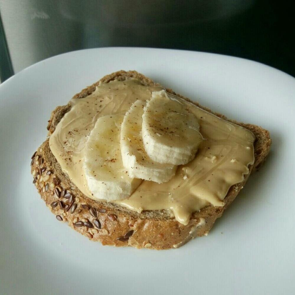 Хлебцы с арахисовой пастой и бананом