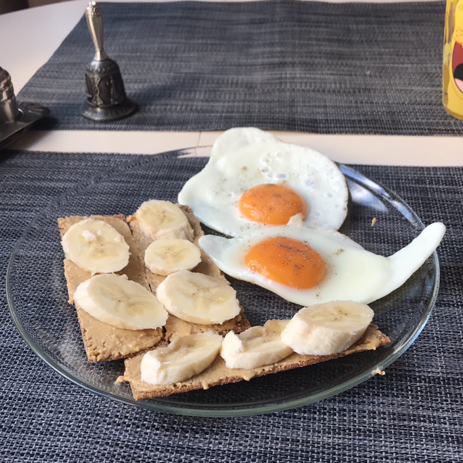 Хлебцы с арахисовой пастой и бананом