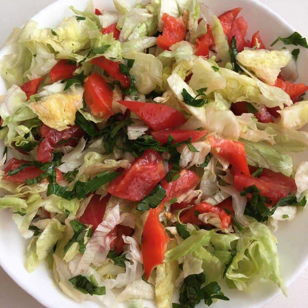 Çesitli Sebzelerle Marul Salatası