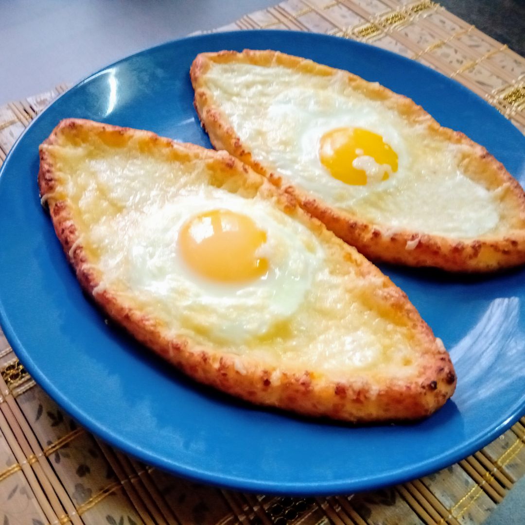 Пп лодочки. Лодочка с яйцом и сыром и творогом. Лодочка с яйцом и сыром. Лодочка с яйцом. Яйцо в сосиске лодочка.