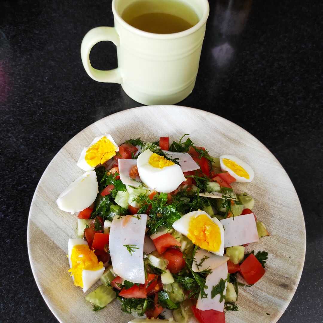 Yumurtalı, Domatesli ve/veya Havuçlu Marul Salatası