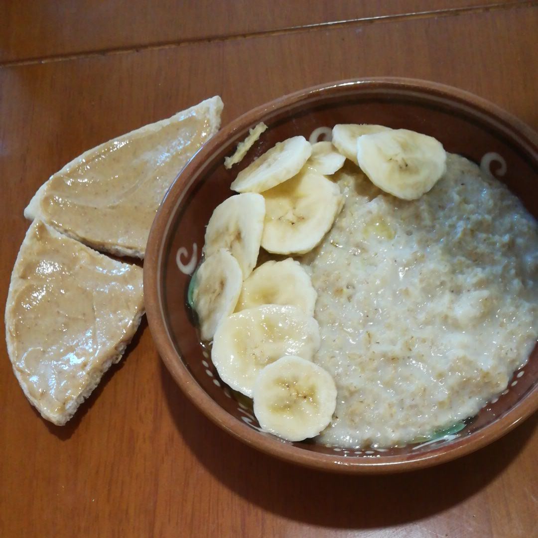 Хлебцы с арахисовой пастой и бананом