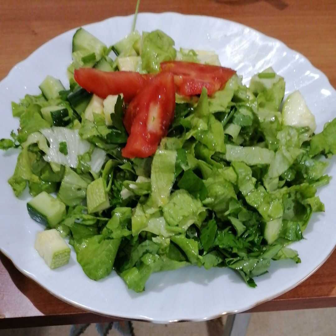 Çesitli Sebzelerle Marul Salatası
