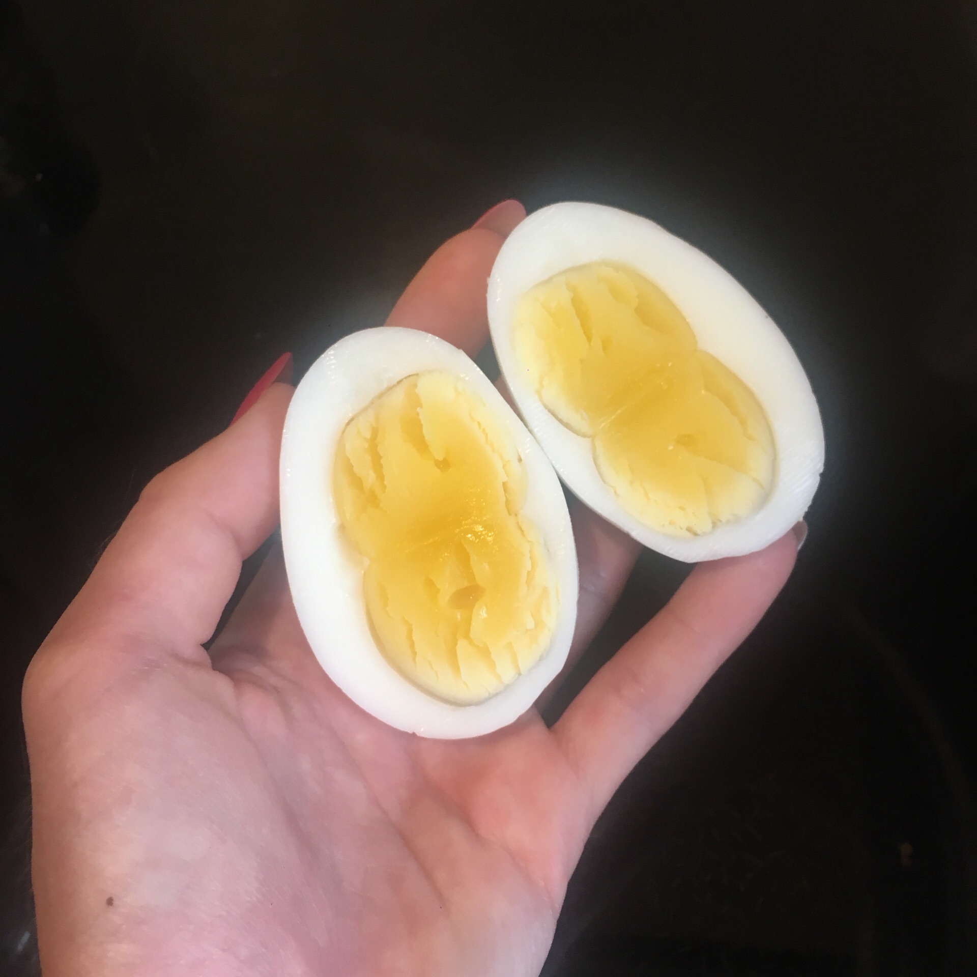 Два желтка примета. Попалось яйцо с двумя желтками. Если попалось яйцо с двумя желтками примета. Что то в яйце попалось голубого цвета.