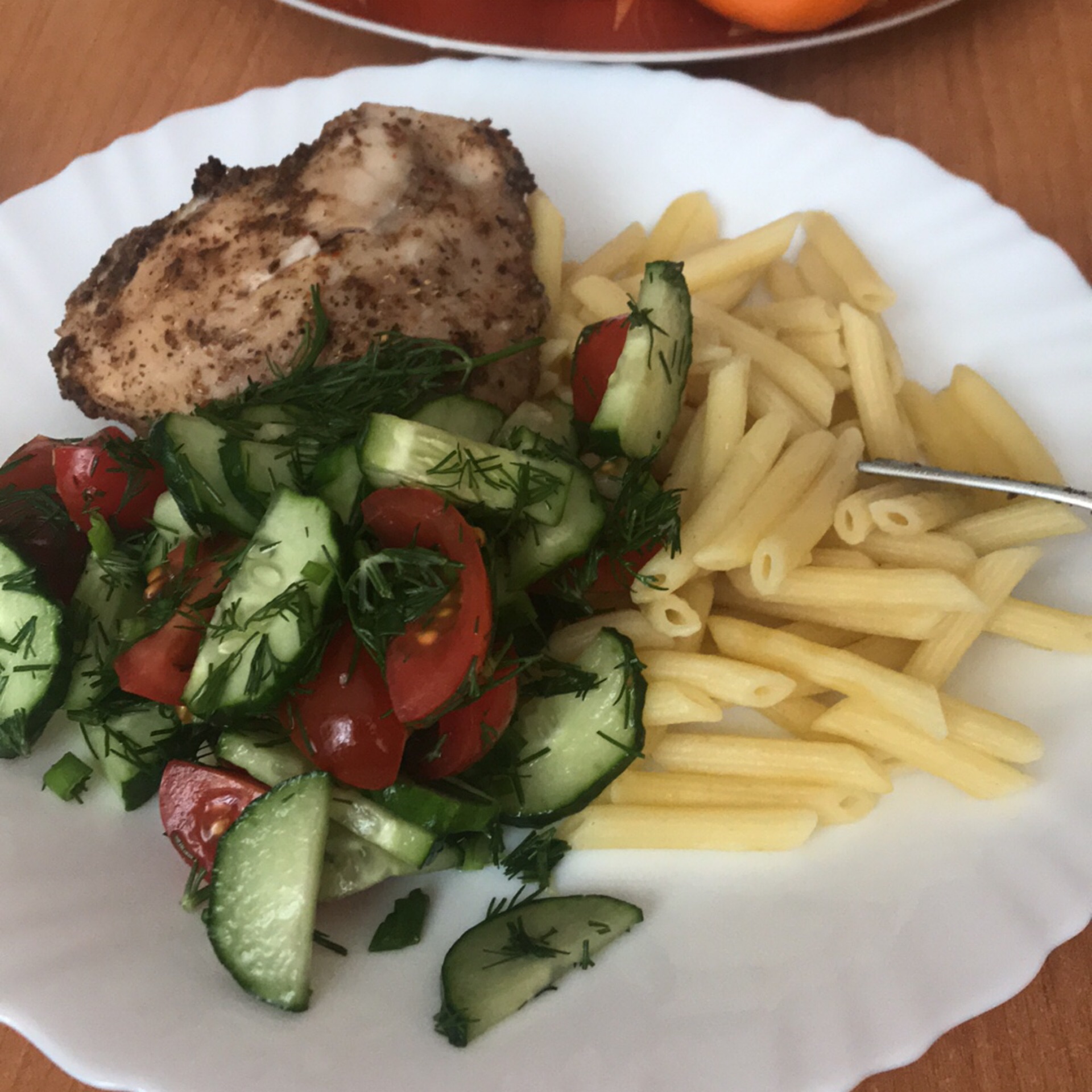 Макароны с курицей. Макароны с курицей. Бедра с макаронами. Макароны с куриным бедром. Чахохбили со спагетти.