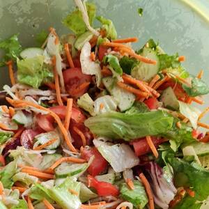 Blattsalat mit Verschiedenen Gemüsesorten (Darunter Tomaten und / oder Möhren)