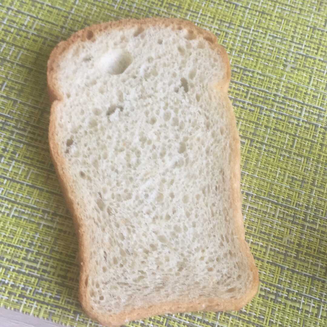 Сколько калорий в хлебе с колбасой. Дарницкий хлеб калории. Хлебцы калорийность. Кусок белого хлеба калорийность. Хлеб 2 кусочка калории белки.
