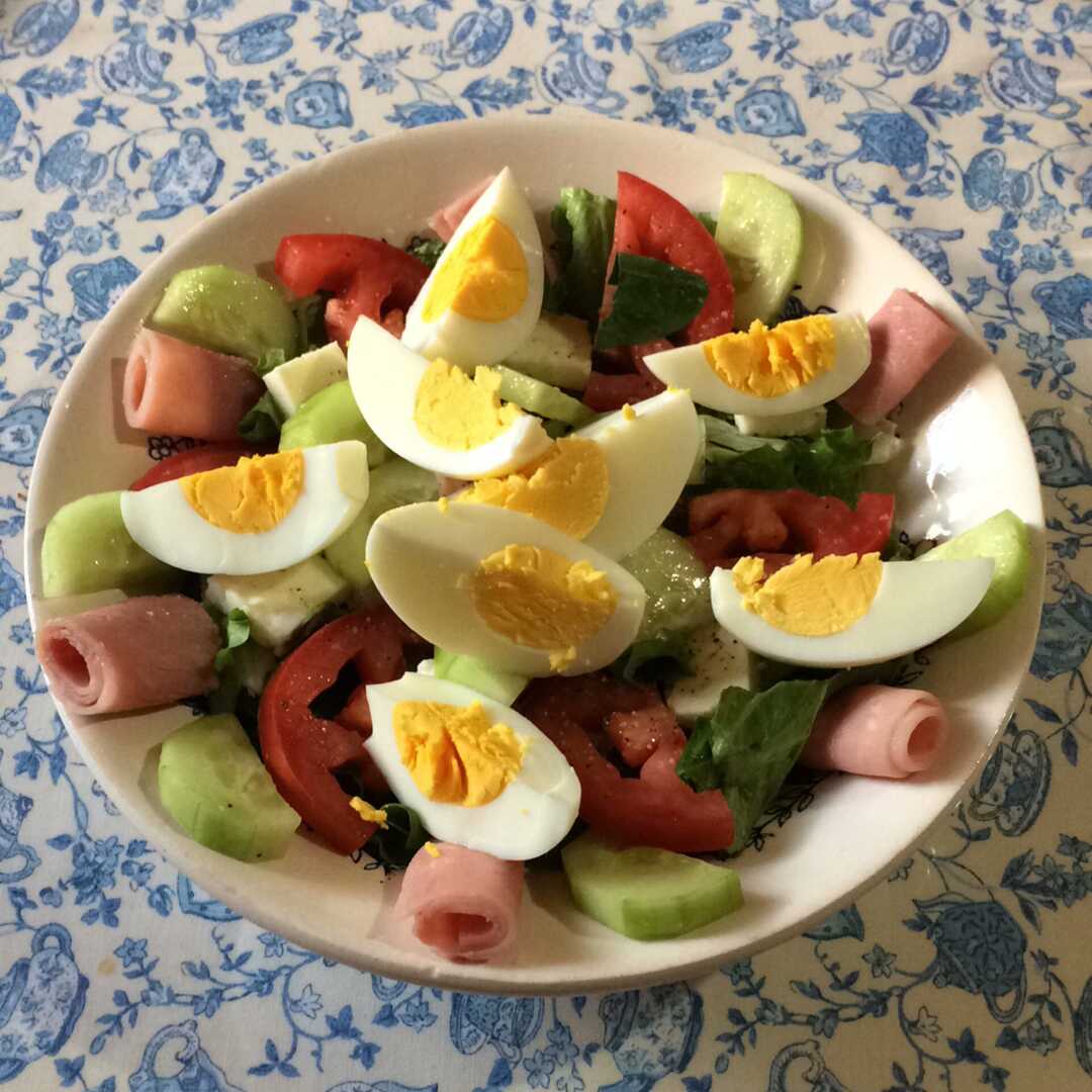 Ensalada de Lechuga con Huevo, Queso, Tomate y/o Zanahoria