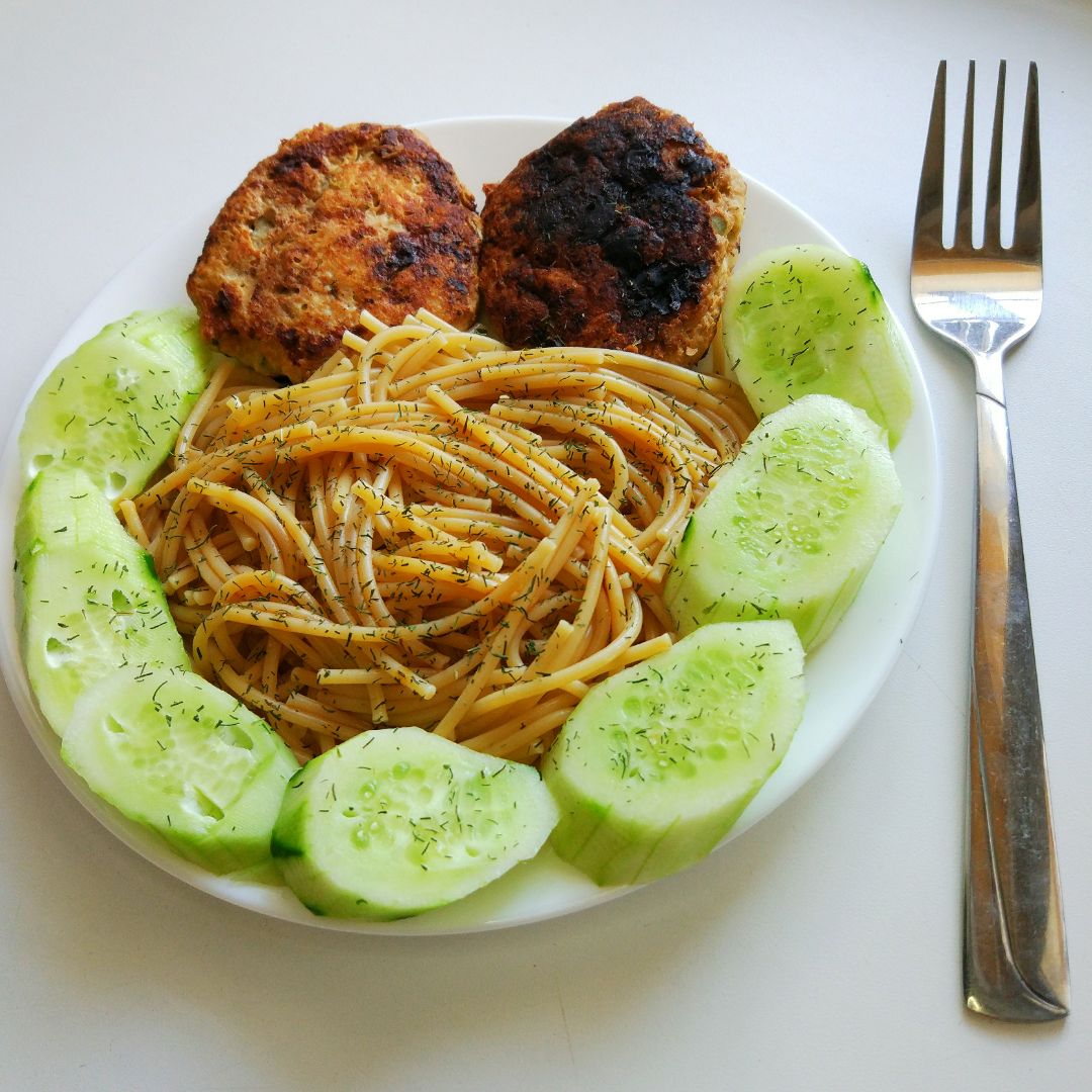 тефтели в томатном соусе с макаронами. на обед макароны с котлетами. макароны с котлетой. детский ланч меню. рожки с котлетой.