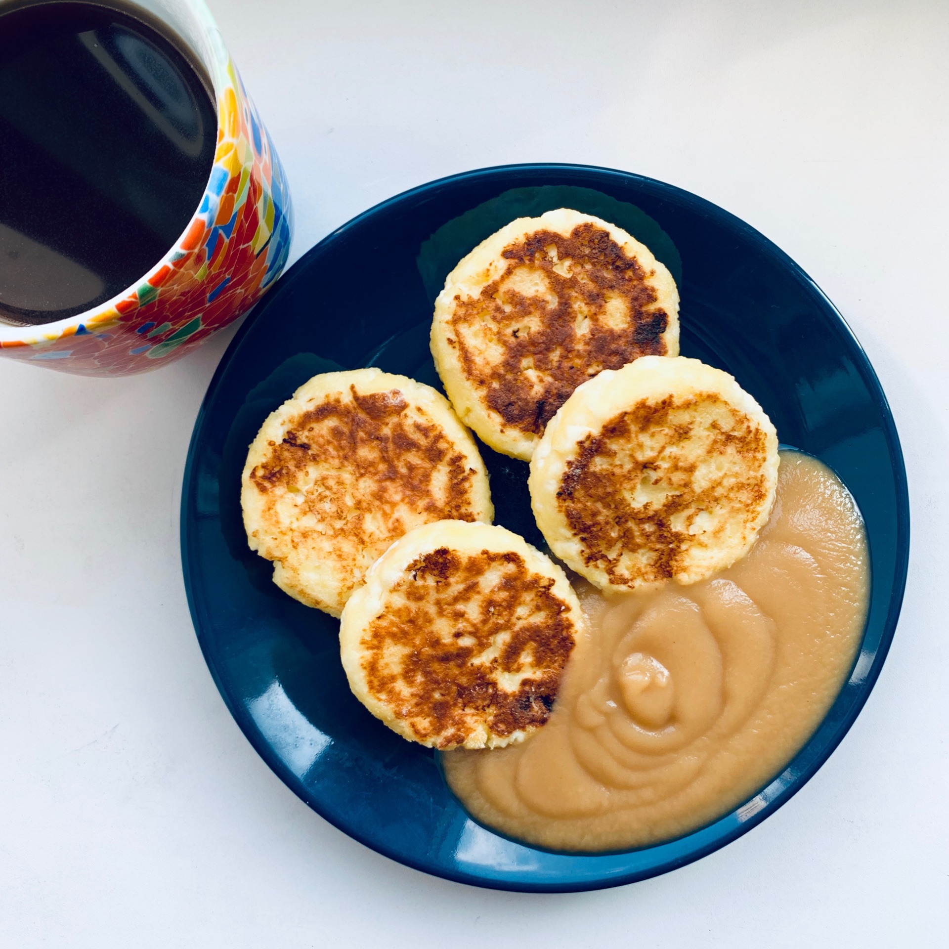 сырники на кухонных весах. сырники ккал. сырники без калорий. сырники из творога без муки. рецепты завтраков в картинках.