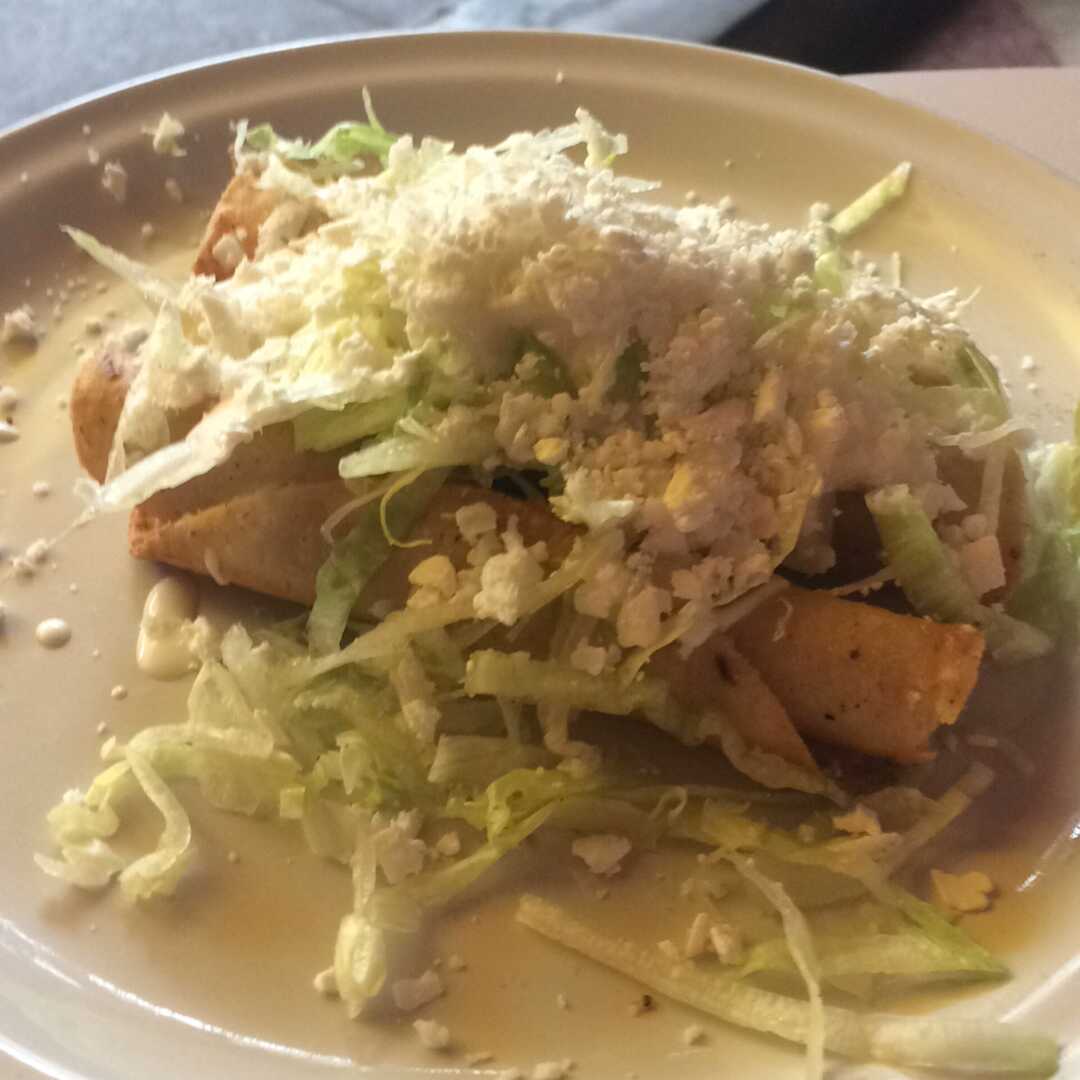 Tacos o Tostadas con Pollo, Queso, Lechuga, Tomate y Salsa