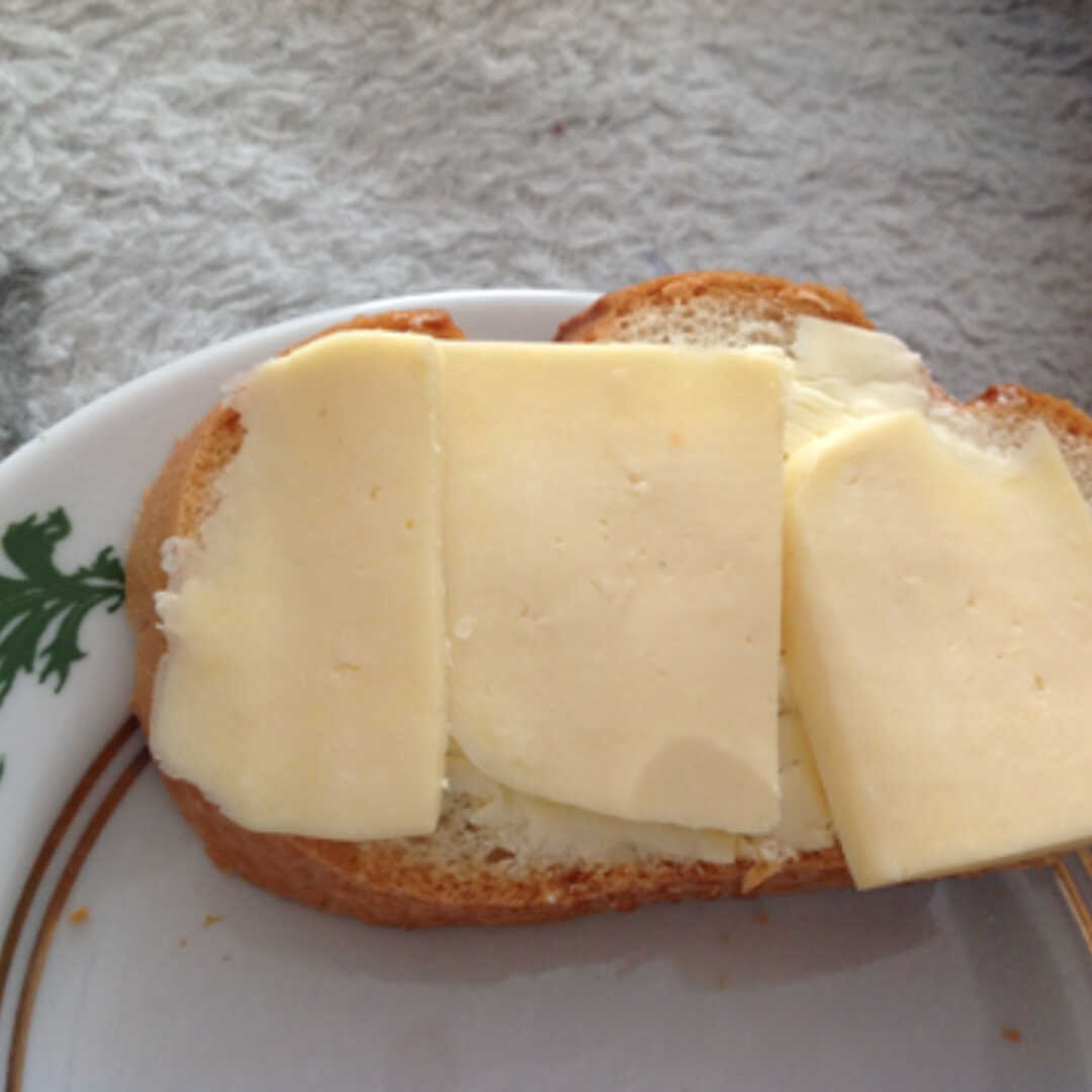 Хлеб с маслом грамм. Бутерброд с маслом и сыром. Бутерброд с маслом калорийность. Бутерброд с маслом и сыром калории. Батон с маслом.