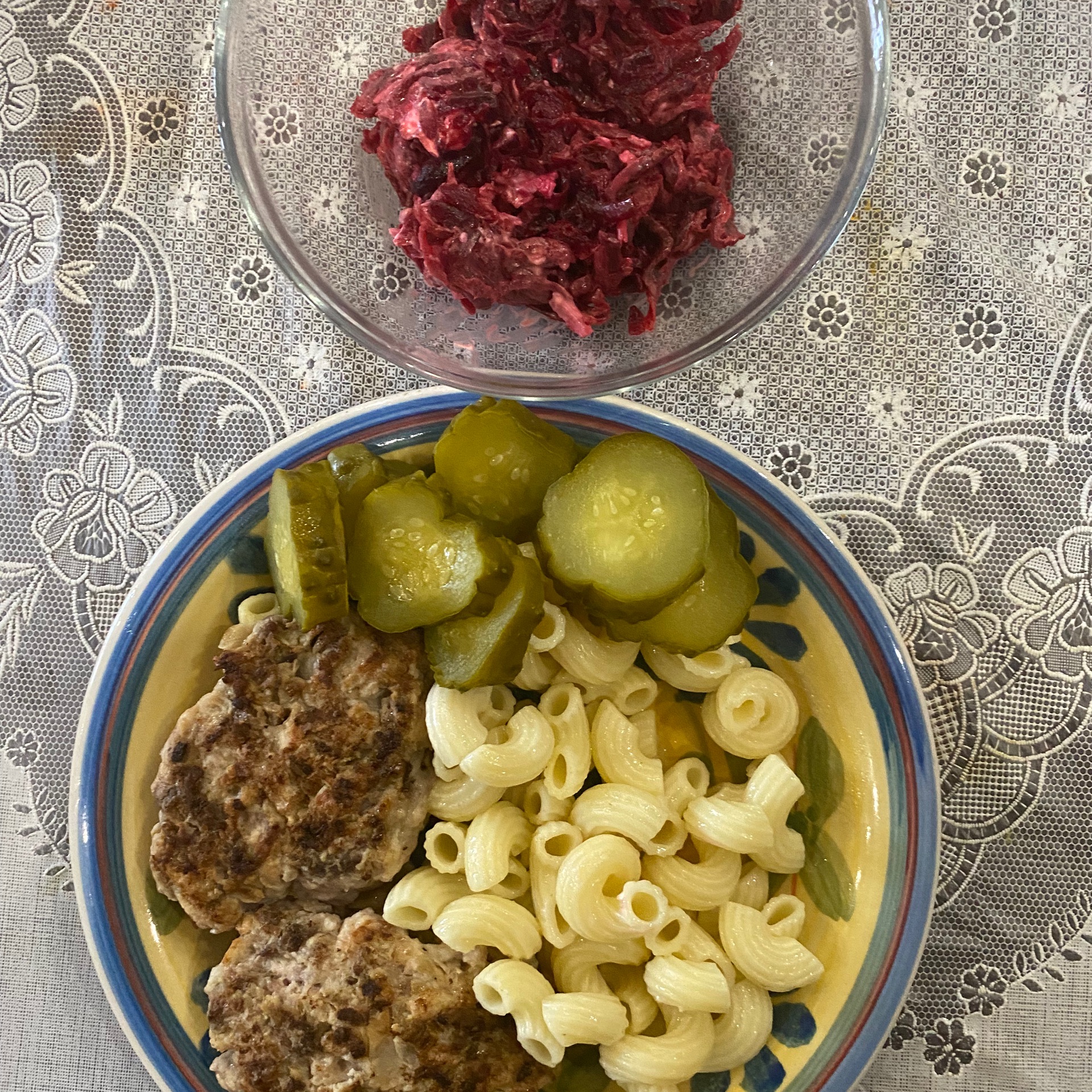 Макароны с котлетой столовая. Макароны с котлетой на завтрак. креативные макароны с котлетой детям.