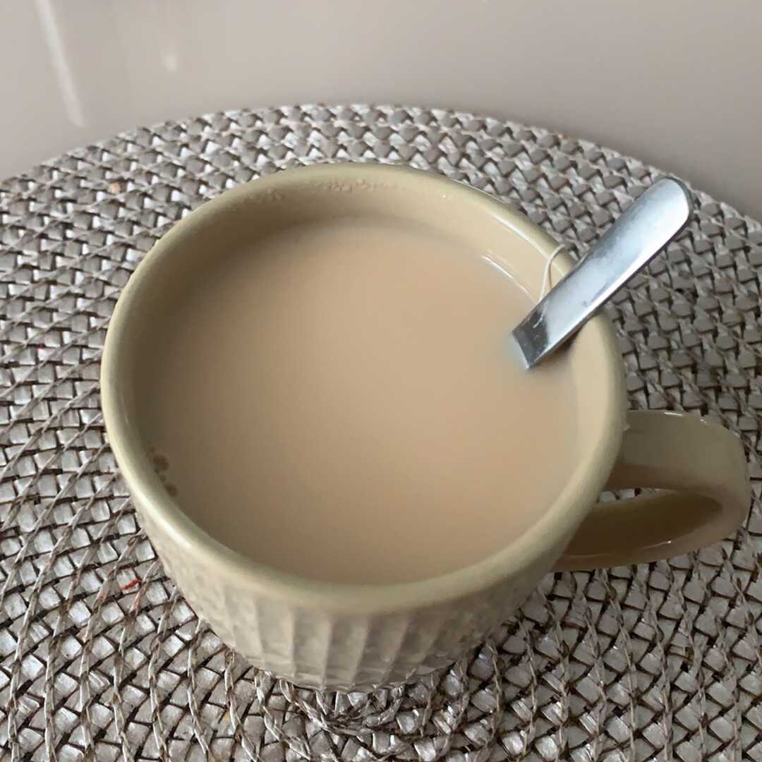 Калории чай с молоком без сахара. Кофе с медом и молоком чашка калорийность.