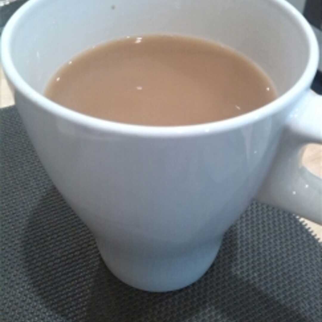 Tee mit Milch und Zucker