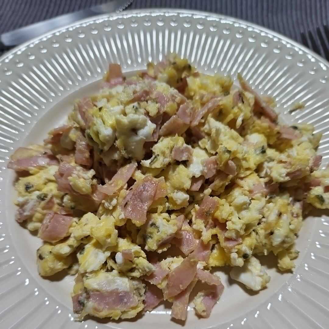 Omelete ou Ovos Mexidos com Queijo e Presunto ou Bacon