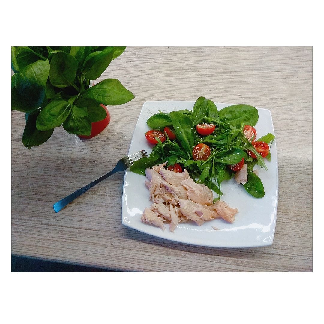 Рыба в сливочном соусе со шпинатом и помидорами. Форель с соусом песто. Форель со шпинатом и черри. Лосось в сливочном соусе со шпинатом и помидорами. Филе лосося в сливочном соусе со шпинатом.