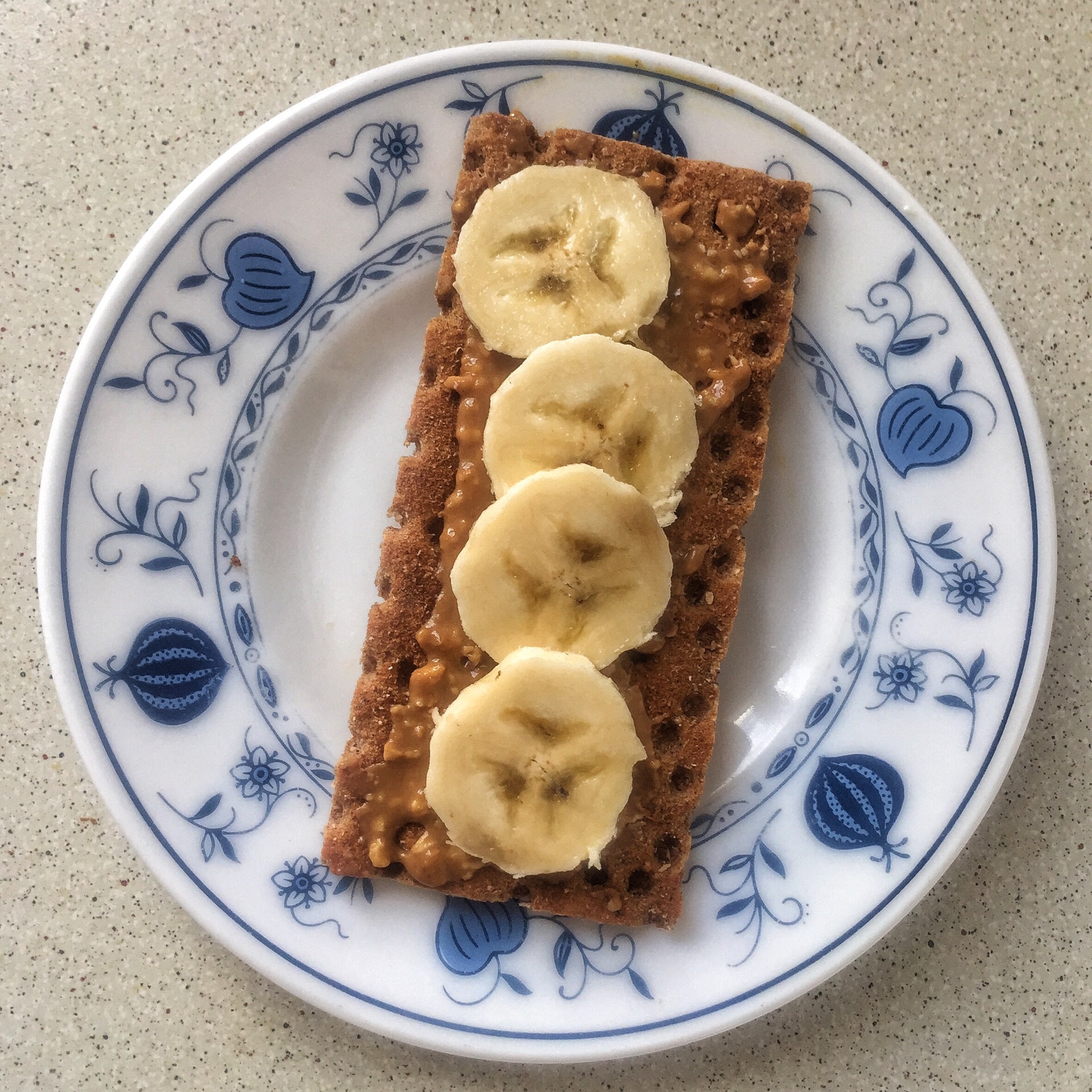 Хлебцы с арахисовой пастой и бананом