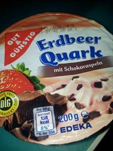 Gut & Günstig Erdbeer Quark mit Schokoraspeln
