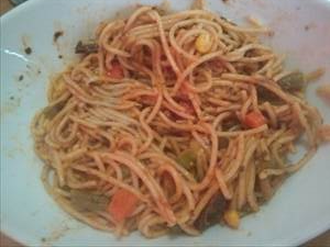 Spaghetti mit Tomatensoße und Gemüse