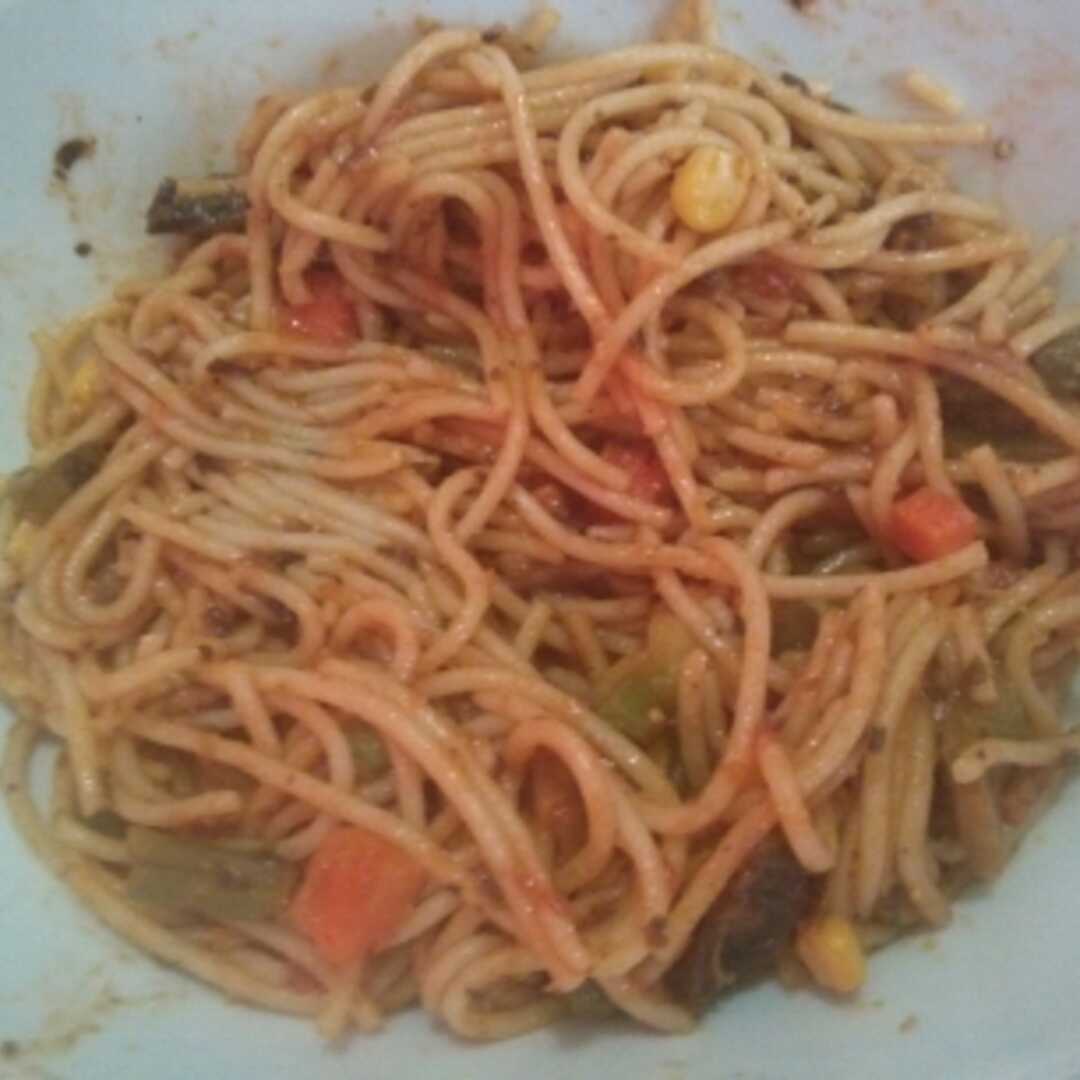 Spaghetti mit Tomatensoße und Gemüse