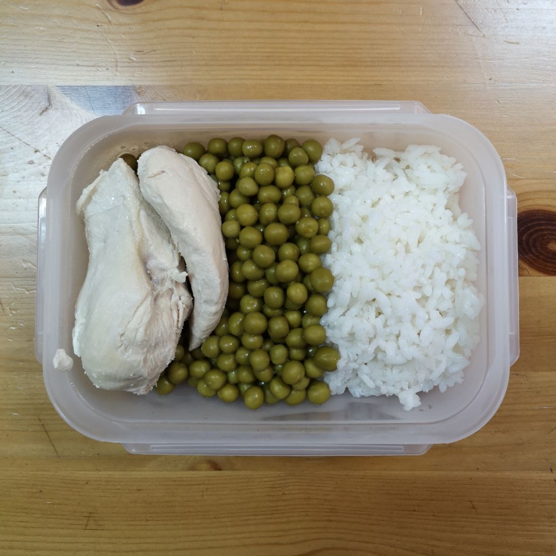 салат с куриной грудкой и горошком. салат с куриной грудки. грудка горошек. салат с курицей и горошком и огурцом. куриное филе с горошком в сливках.