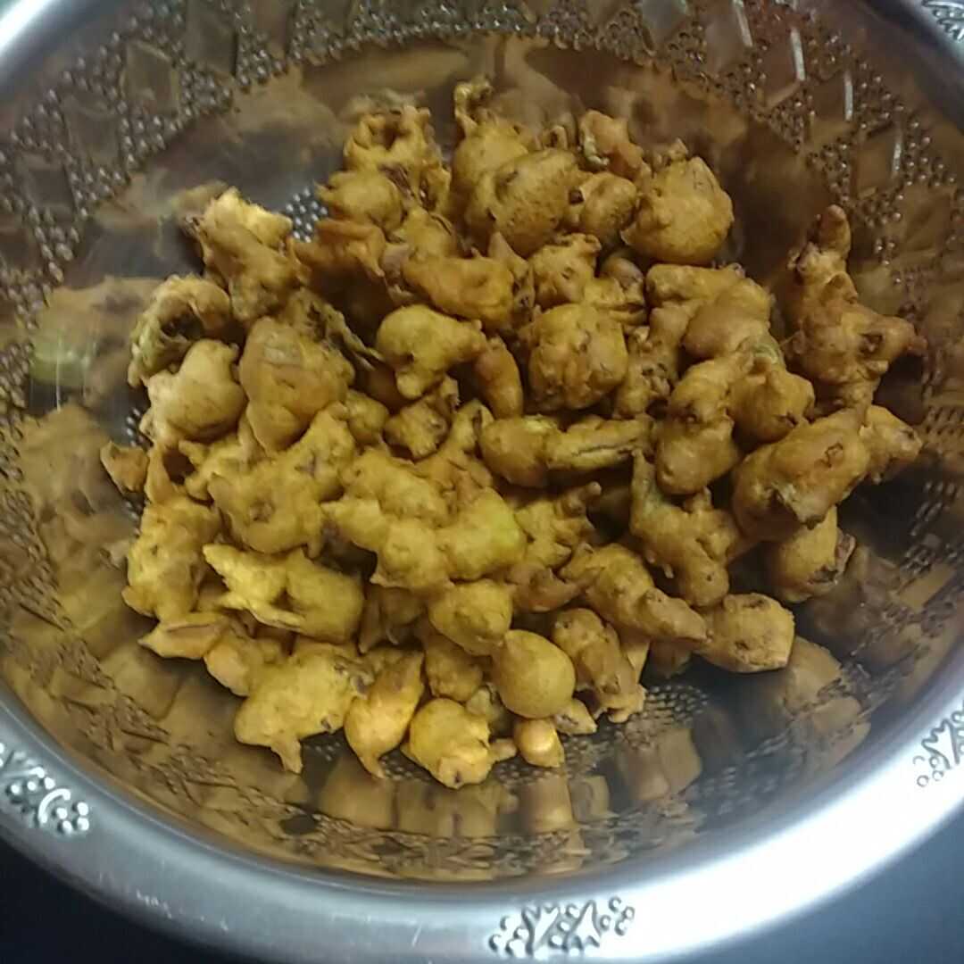 Fried Vegetables Dipped in Chick Pea Flour Batter (Pakora)