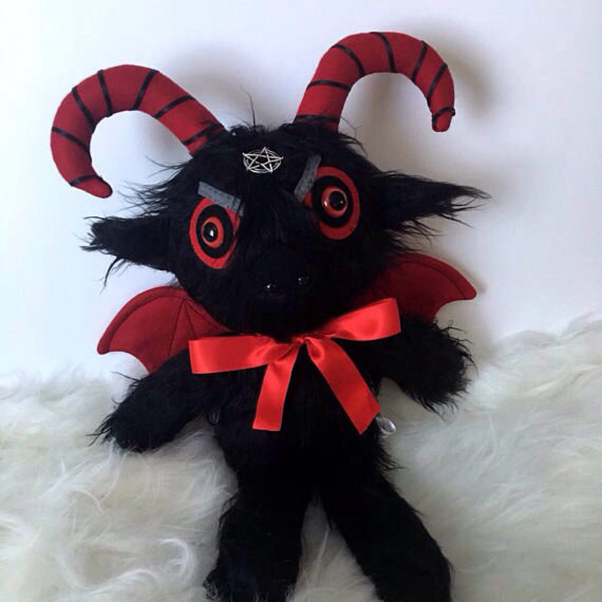 Evil plush toy. Плюшевый Бафомет. Бафомет кукла. Плюшевый Бафомет игрушка. Игрушка Бафомет амигуруми.